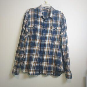 Men's Lucky Brand long sleeve classic fit plaid button up flannel shirt.
